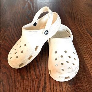 Croc classic clogs in white size W5 M7